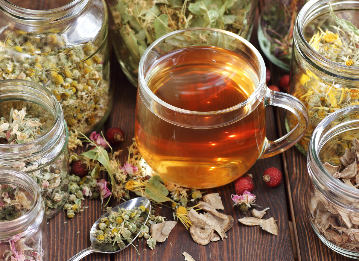 Čaj a různé druhy bylinek