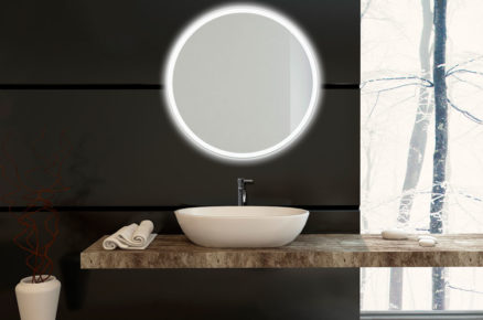 moderní koupelna se zrkadlem s podsvícením a jednoduchým umyvadlem