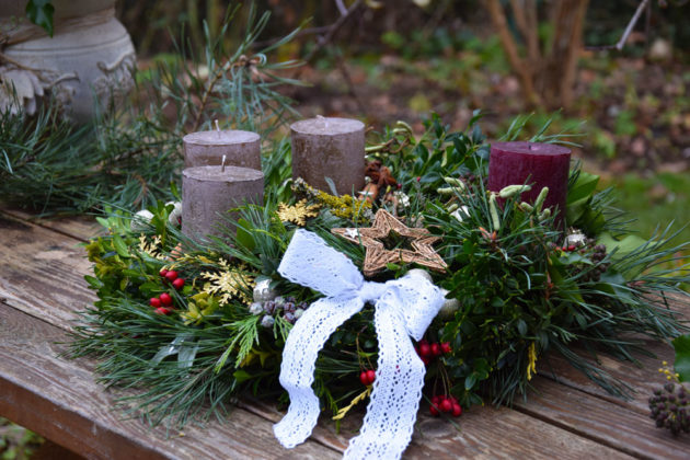 Advent se blíží! Vyrobte si originální věnec z toho, co najdete v přírodě nebo na zahradě (fotopostup)