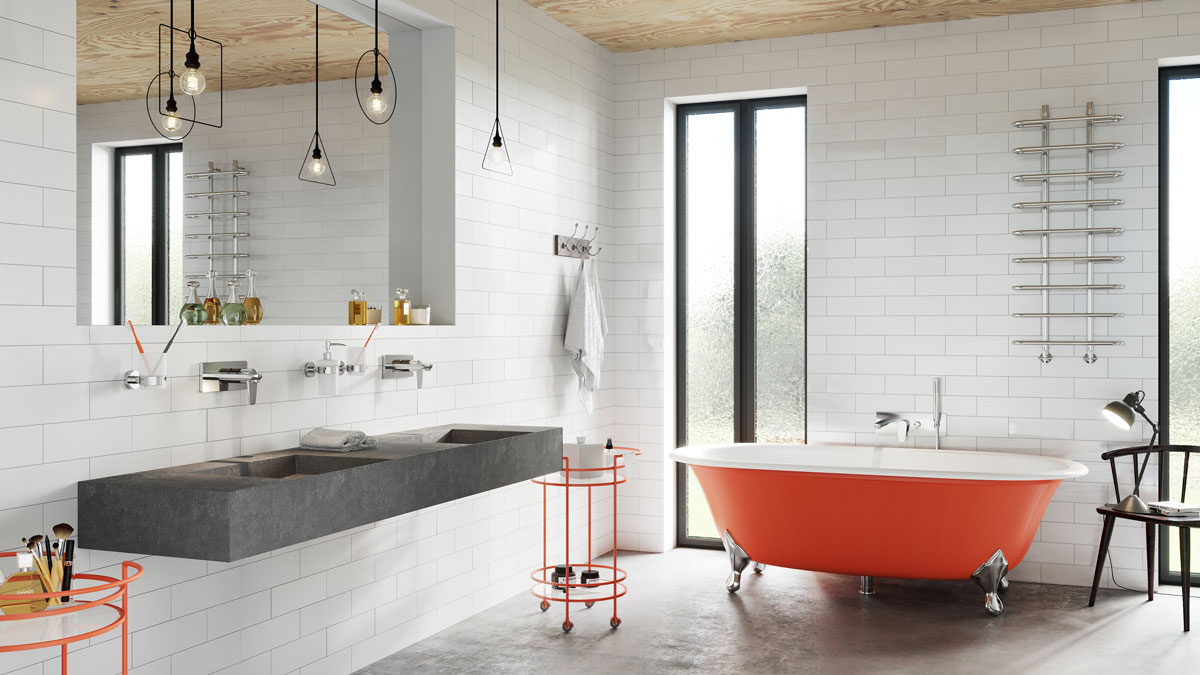 Koupelna s volně stojící vanou v oranžové barvě