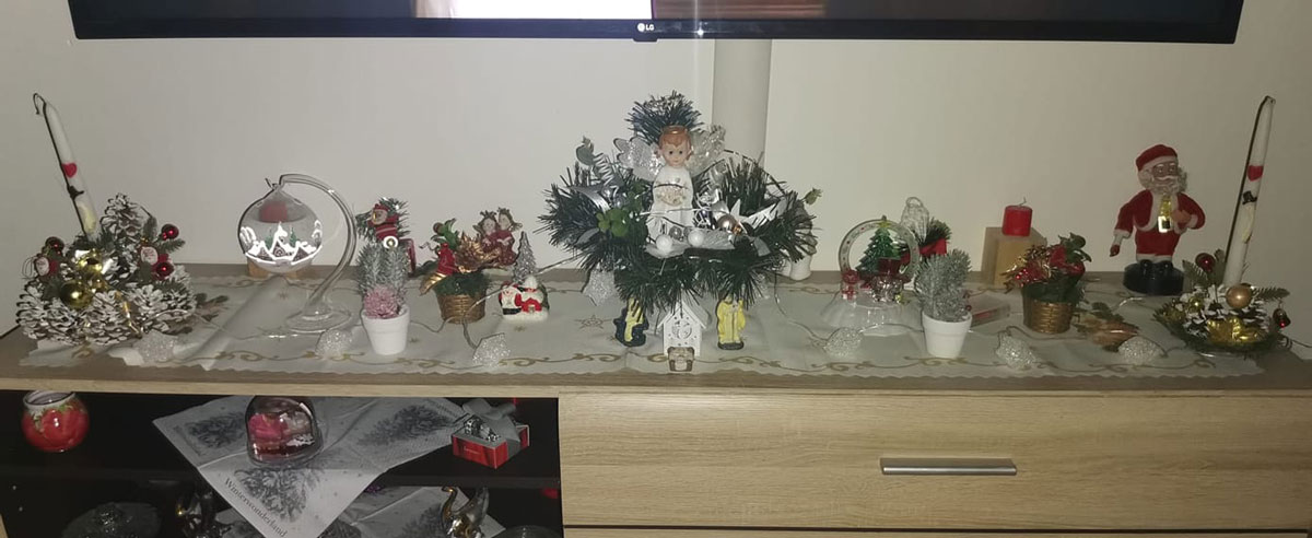 různé vánoční dekorace na skříní
