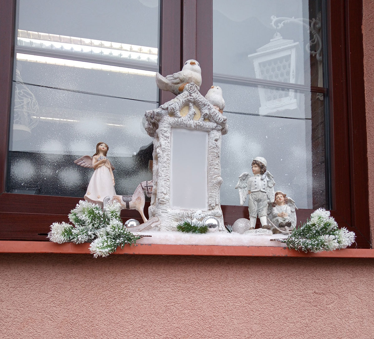 vánoční dekorace na okenním parapetu