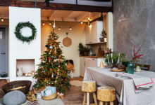vánoční interiér se stromečkem a přírodní výzdobou