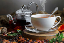 bylinkový čaj v bílém hrnku a skleněném džbánu