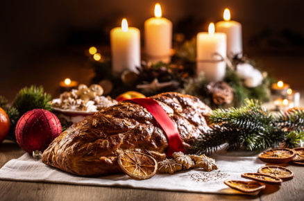 tradiční vánočka a adventní věnec s jehličím na stole