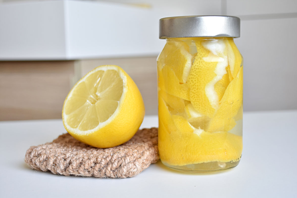 Citronový čistič z octa a slupek citronů