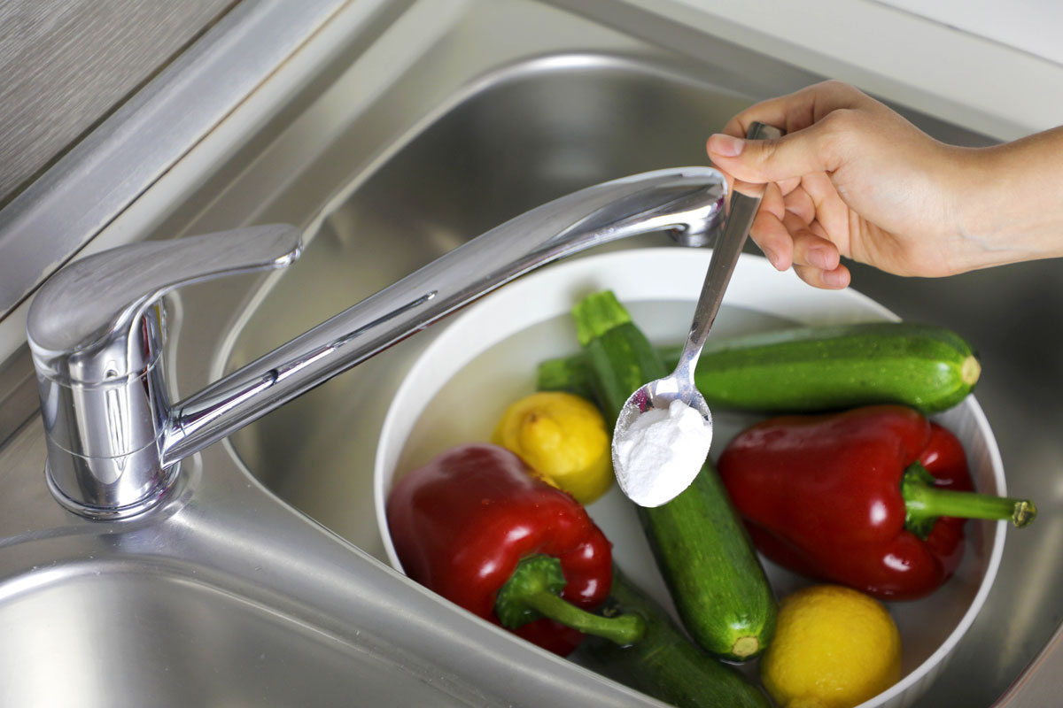 Čistění zeleniny s jedlou sodou