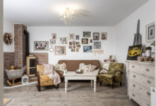 venkovský obývací pokoj se starými křesly, stolkem, komodou a funkční píckou