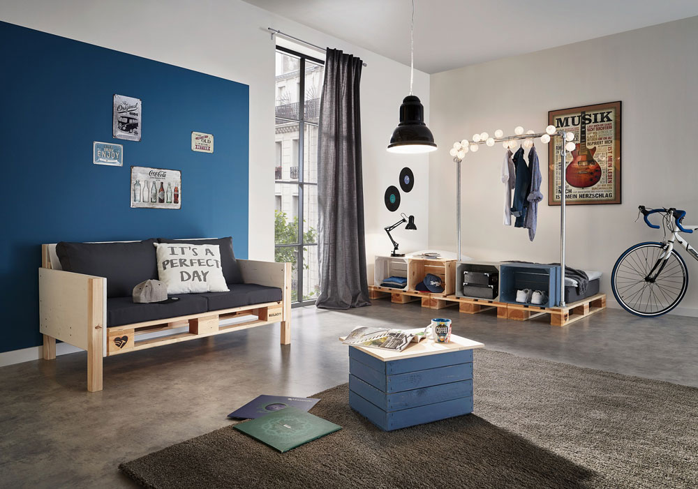 Pokoj s paletovým nábytkem