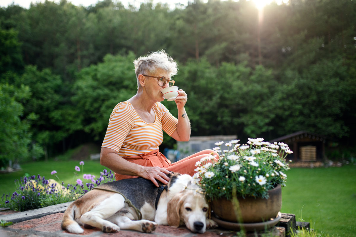 žena se psem odpočívají na zahradě