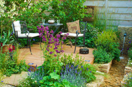 okrasná zahrada s terasou, sezením a vodní plochou