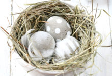 Betonová velikonoční vajíčka v hnízdě