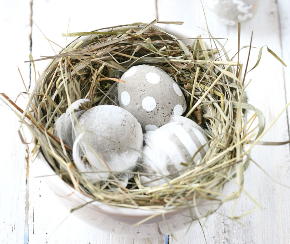 Betonová velikonoční vajíčka v hnízdě