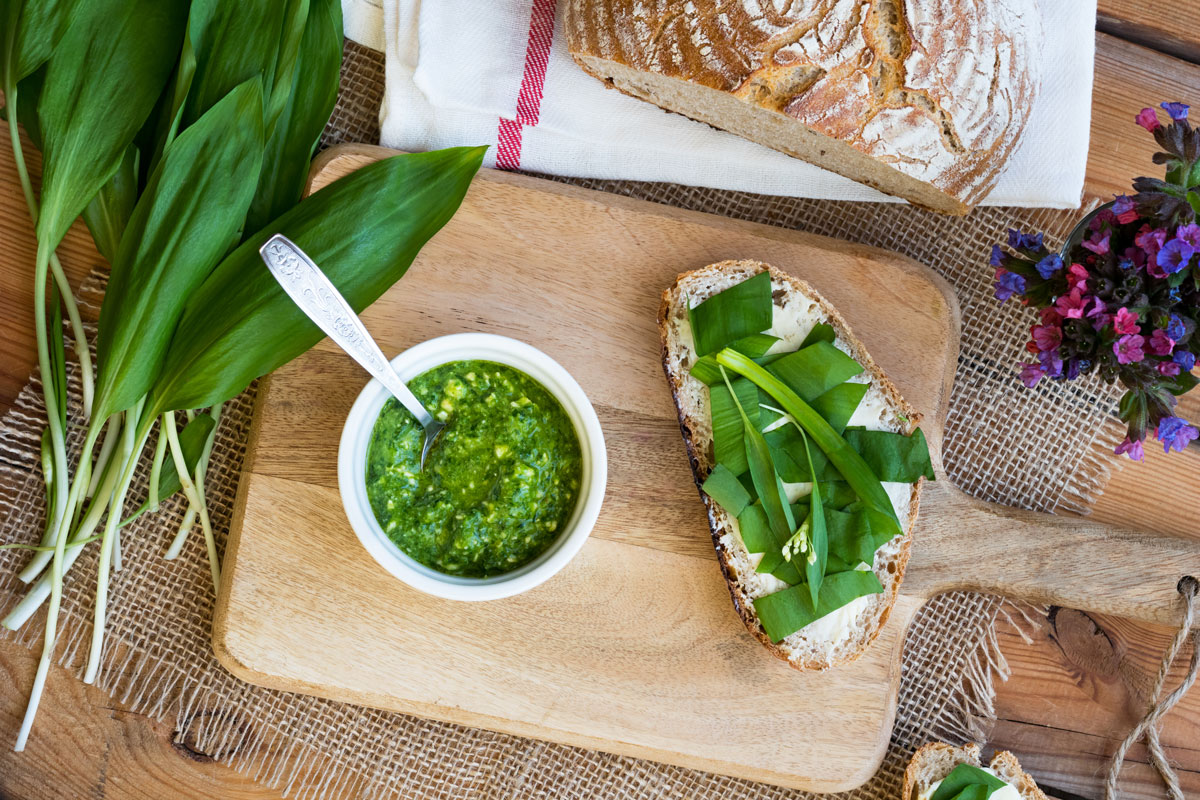 Listy medvědího česneku, pesto a chléb s medvědím česnekem