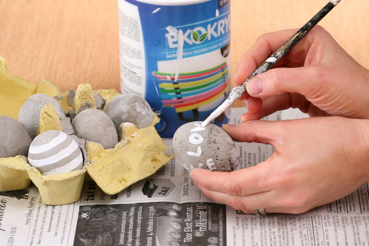 Malování betonových vajíček