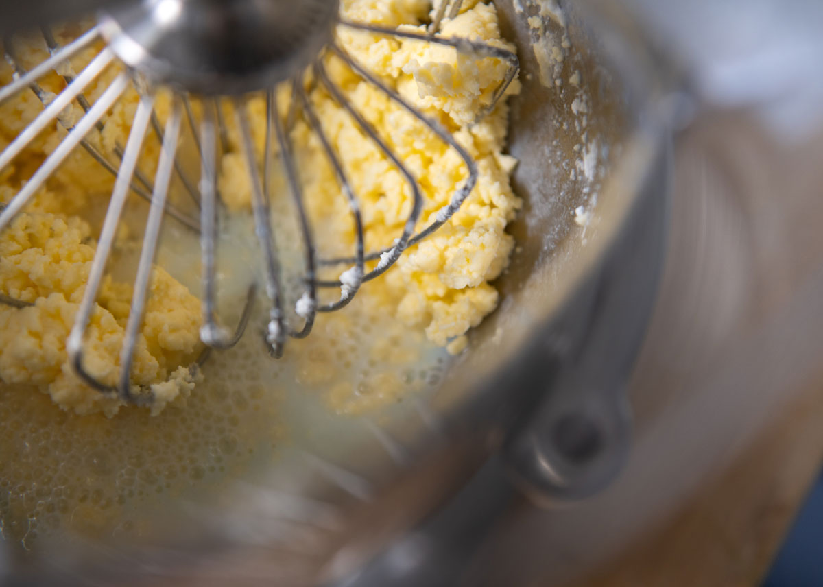 Domácí příprava másla, máslo oddělené od podmáslí