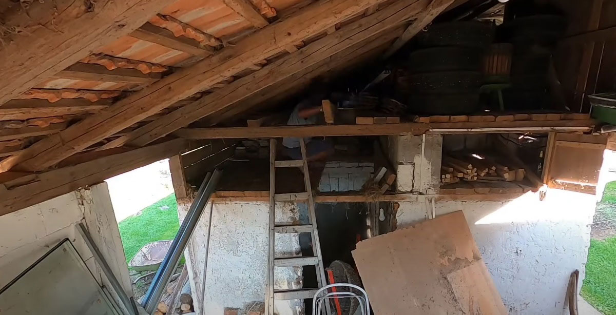 Proměna stodoly na dílnu, rozebrání stropu