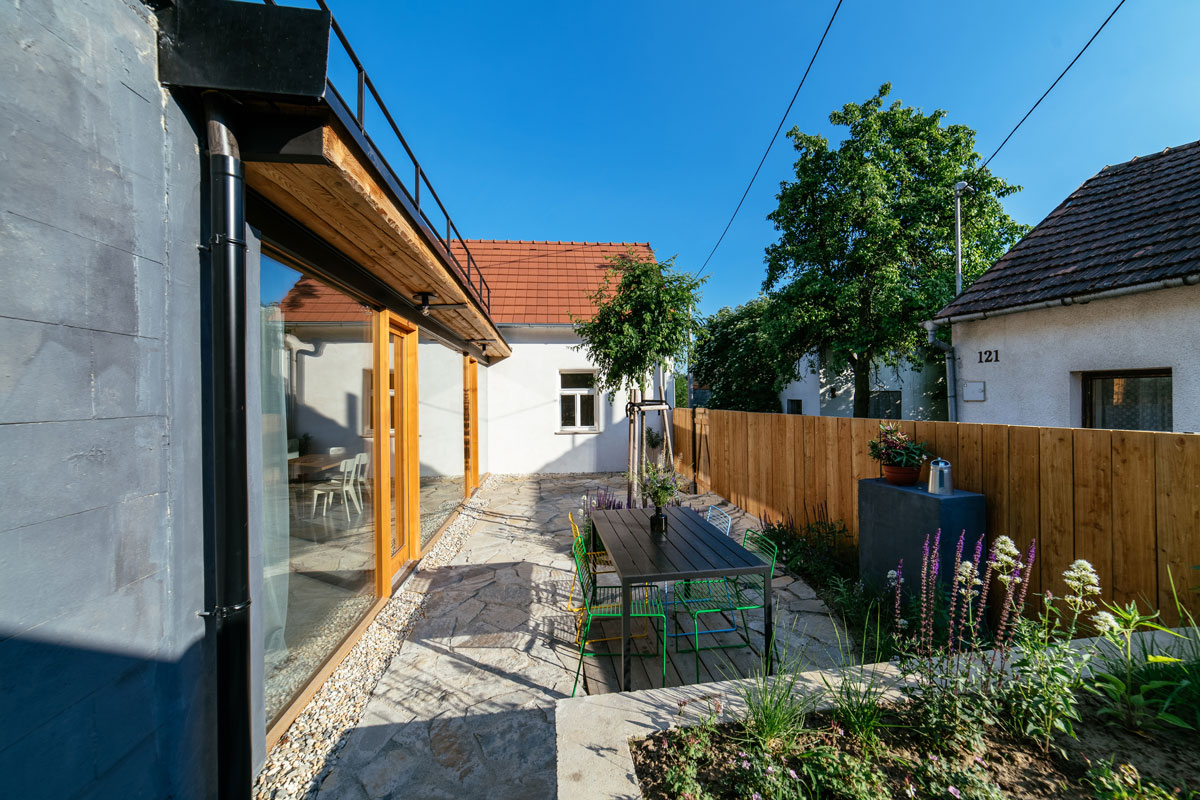 terasa chalupy s moderní přístavbou
