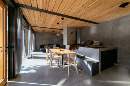 moderní obývací pokoj v přístavbe s jídelnou, krbem a pecí