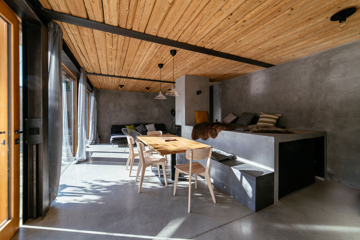 moderní obývací pokoj v přístavbe s jídelnou, krbem a pecí
