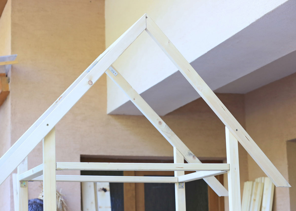 Připevnění rámu střechy ke konstrukci domku