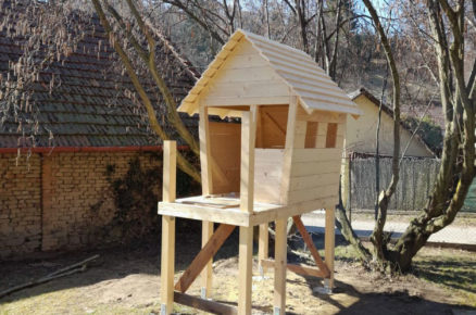 Stavba dřevěného domku pro holčičku