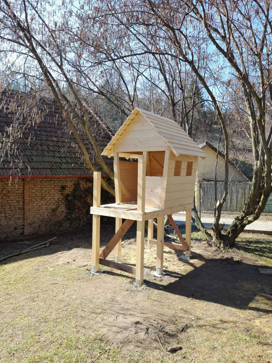 Stavba dřevěného domku pro holčičku