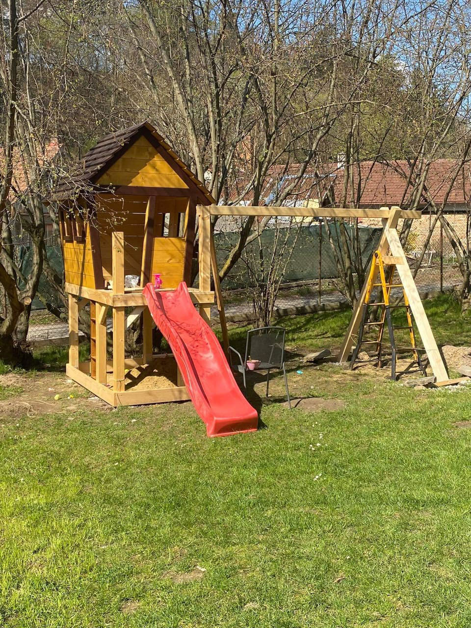 Domek se skluzavkou a pískovištěm