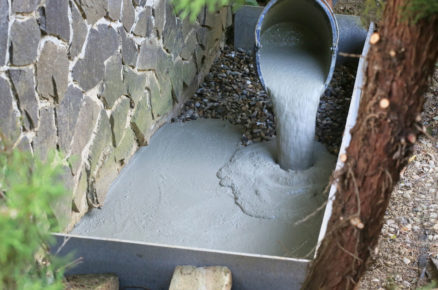 Nalití betonu do jámy
