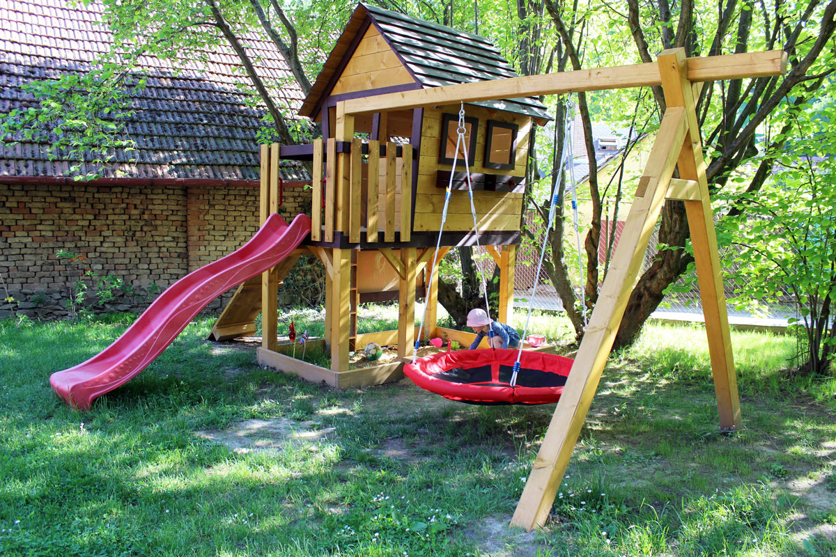 Domek se skluzavkou, lávkou, pískovištěm, magnetickou tabulí a houpačkou