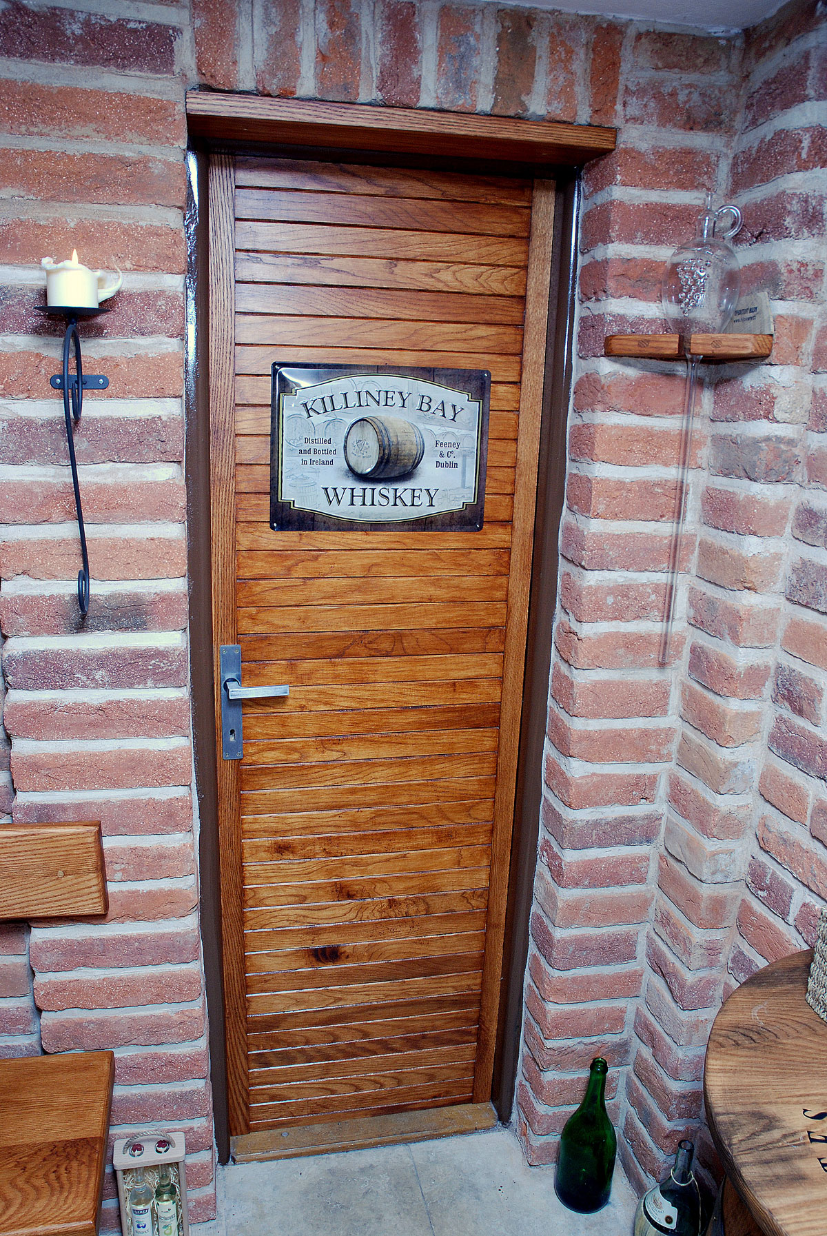 Staré otlučené sklepní dveře zbytkami dubových lišt ve vinném sklípku