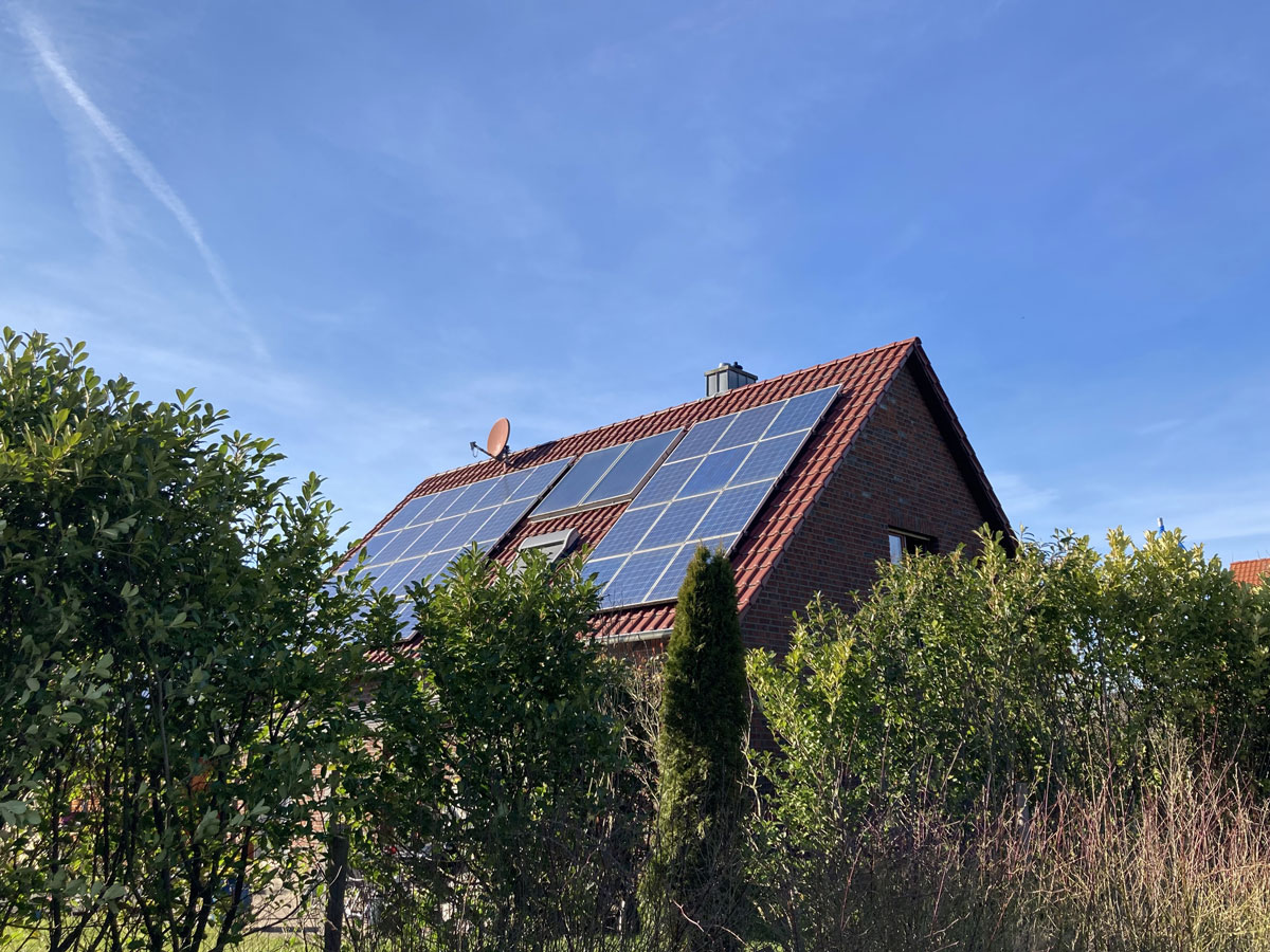 Dům se solárními panely na střeše