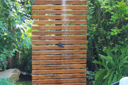 zahradní solární sprcha s dřevěnou stěnou z latěk