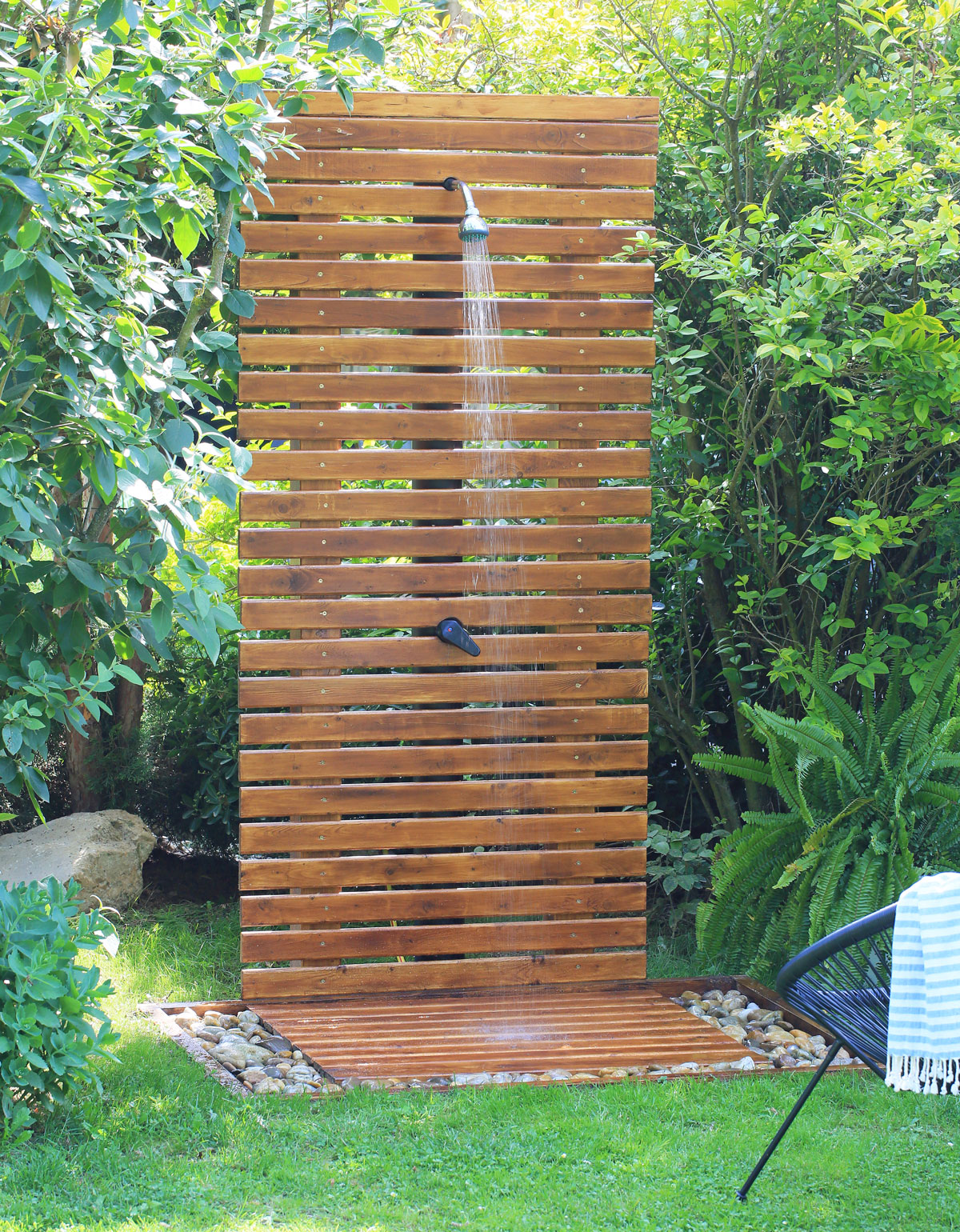 zahradní solární sprcha s dřevěnou stěnou z latěk