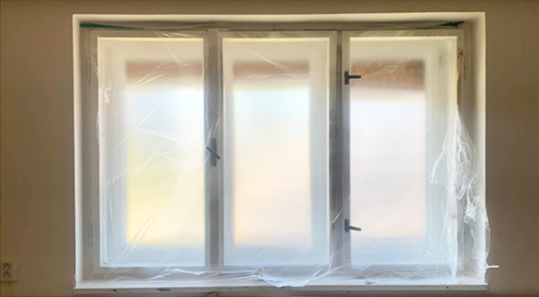 Zakrytí oken fólii před malováním