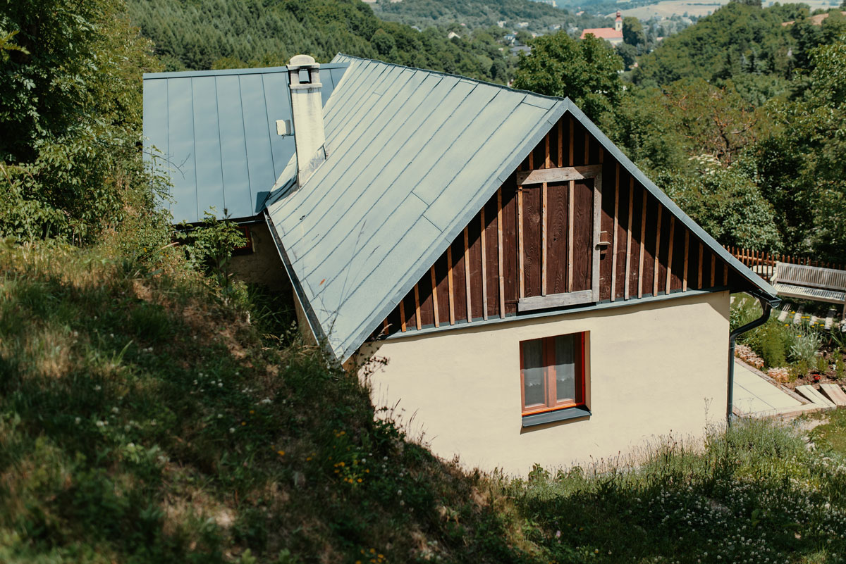 Oranžová chalupa z Nebe nad Štiavnicí