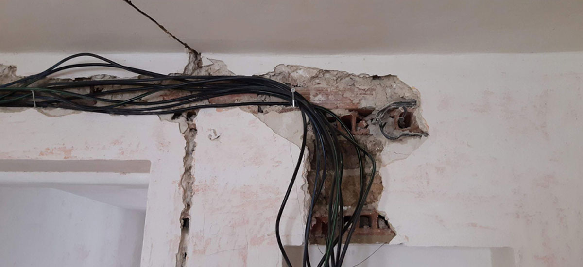elektrické kabely ve vysekané zdi pod stropem