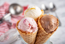 Jahodová, vanilková a čokoládová zmrzlina v kornoutku