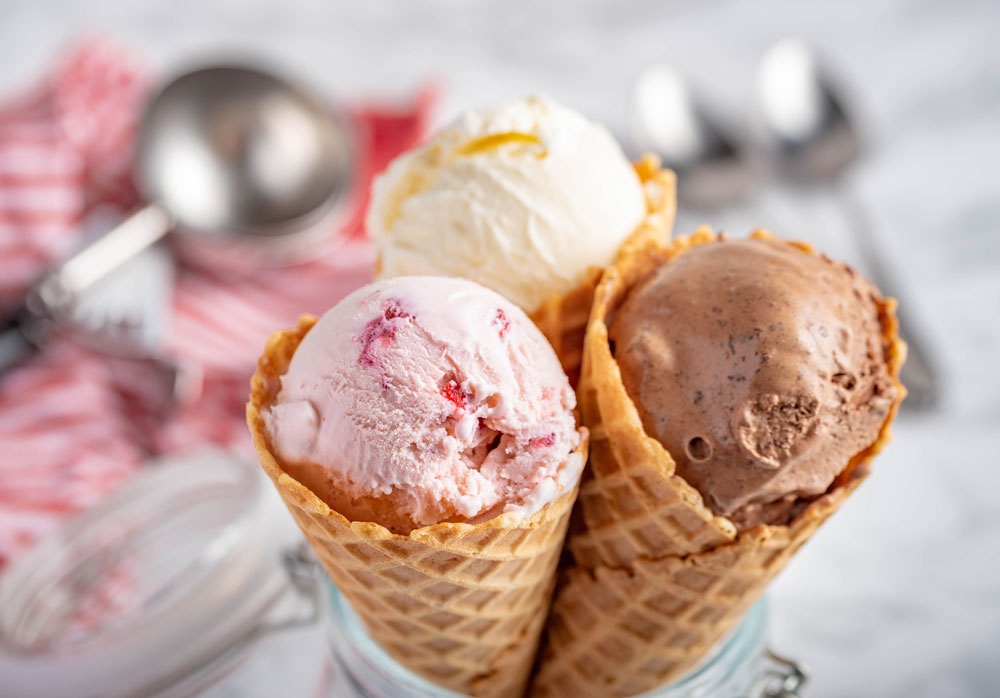 Jahodová, vanilková a čokoládová zmrzlina v kornoutku
