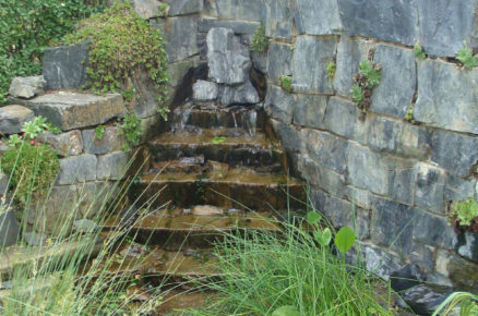 kamenná zeď s kaskádou, součást jezírka