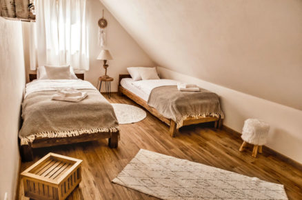 chalupa Urbanovy sestry, ložnice se dvěma masivními postelami