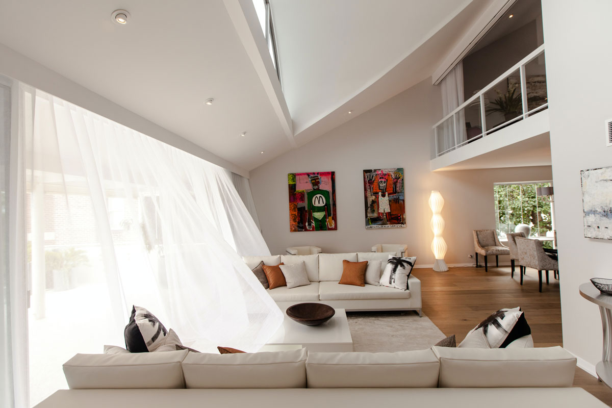 Moderní obývací pokoj ve smetanové barvě v rodinném domu
