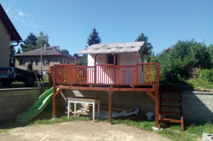 Domek pro děti s verandou
