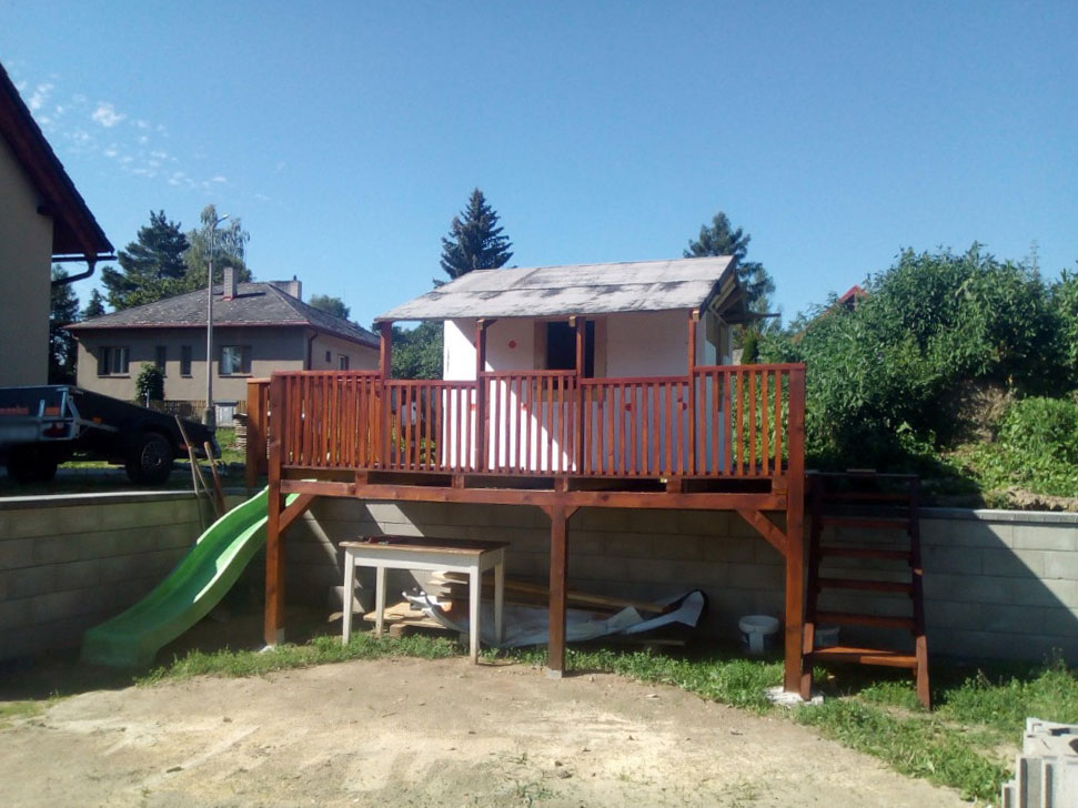 Domek pro děti s verandou