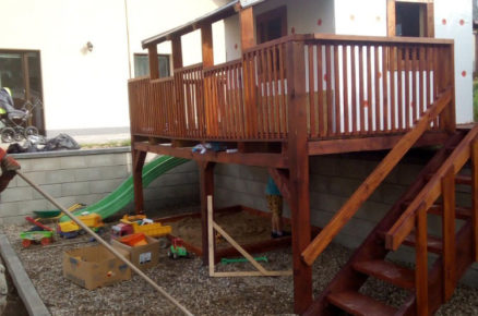 Domek pro děti s terasou