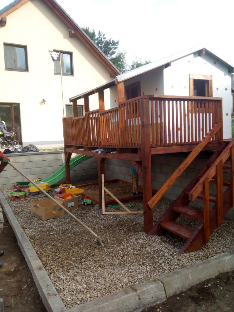 Domek pro děti s terasou