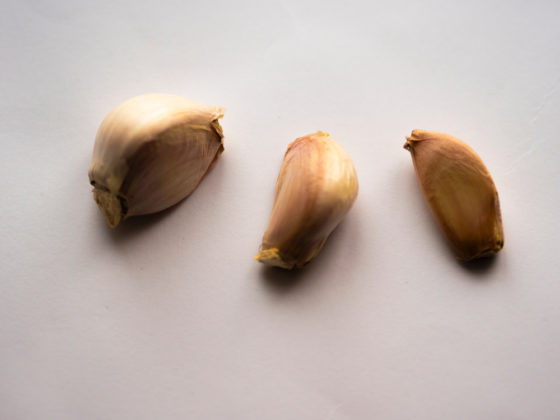 Fuzarióza česneku (hnědé skvrny na česneku)