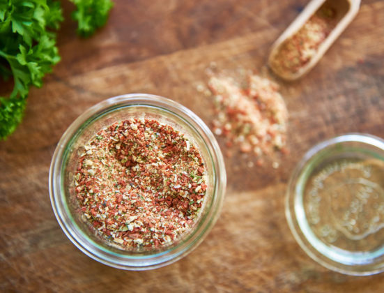 Hledáte nápady, jak zpracovat zeleninu a bylinky? Udělejte si zeleninovou vegetu, bujon nebo libečkové pesto