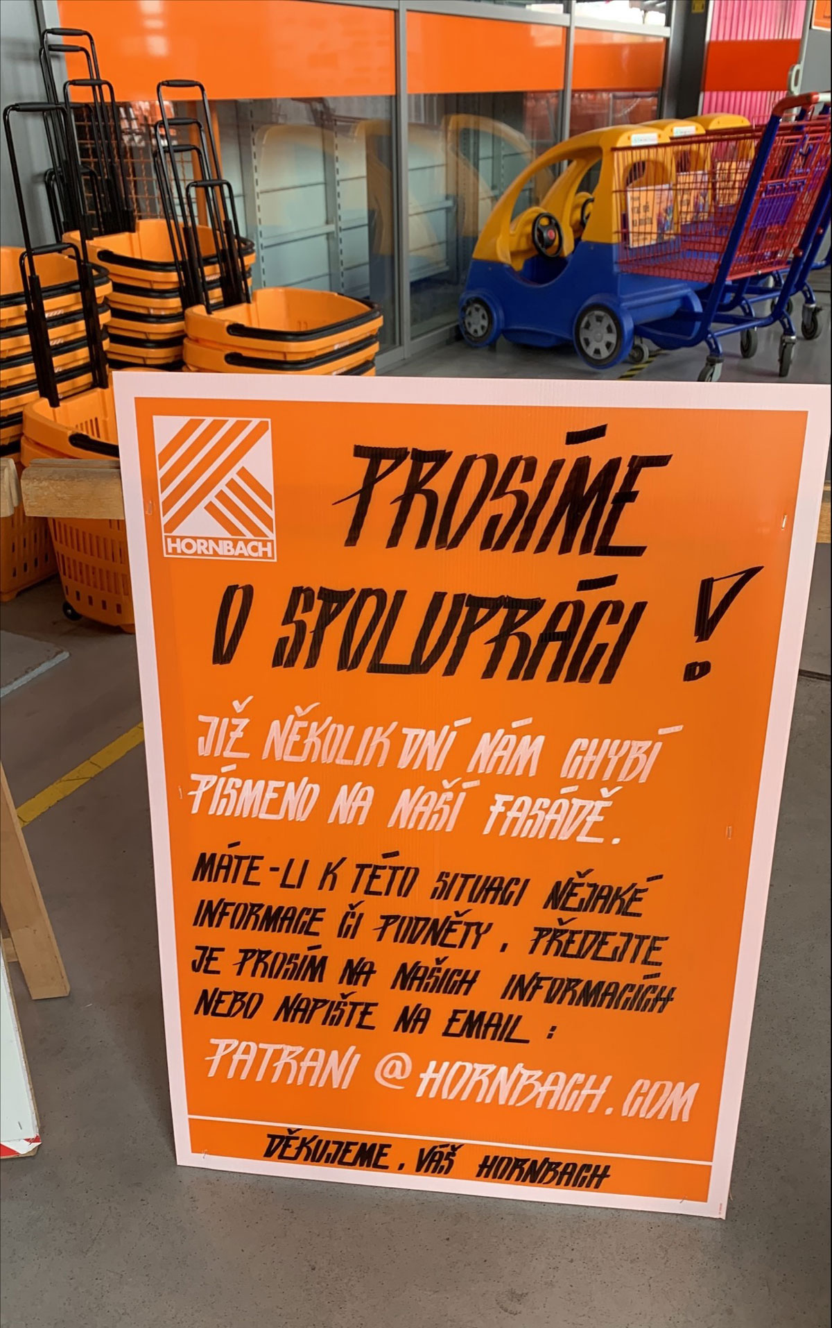 HORNBACH chybějící písmena