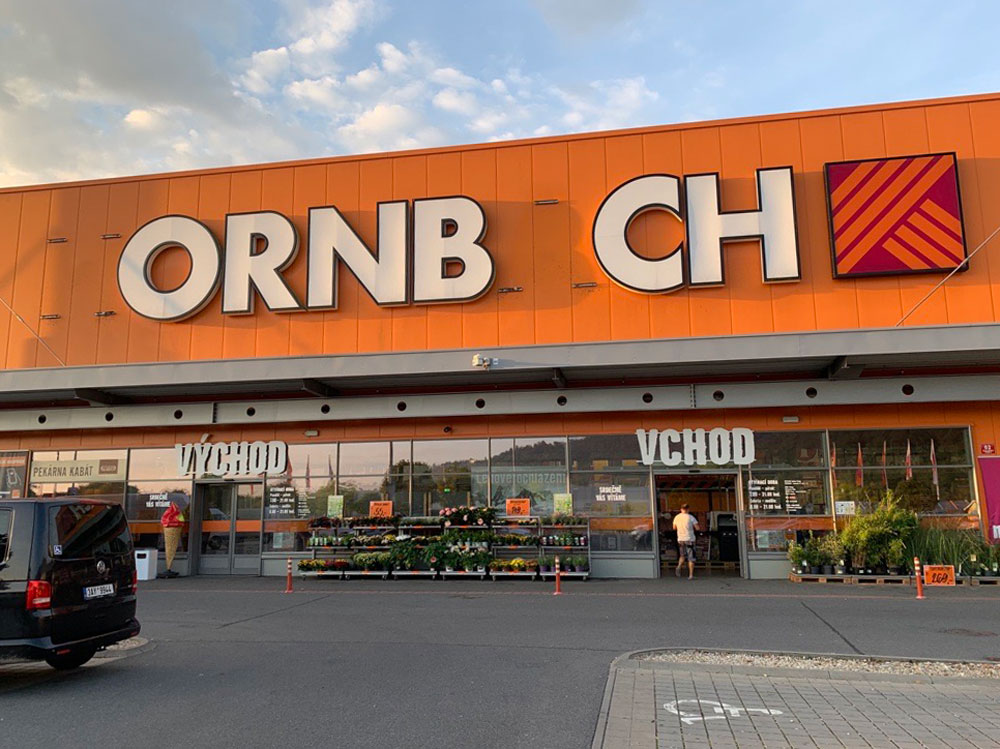 HORNBACH chybějící písmena